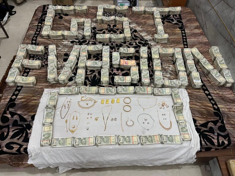 रायपुर : करोड़ों रूपए की जीएसटी चोरी का खुलासा: 170 से अधिक बोगस फर्म बनाकर की जीएसटी चोरी….जाँच में 1.64 करोड़ रूपये नकद और 400 ग्राम सोना जब्त