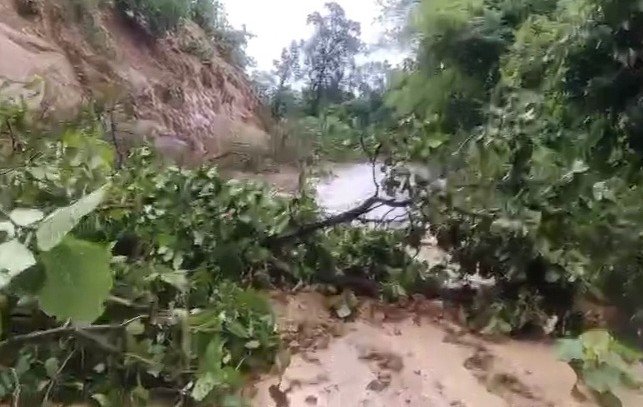 KORBA :- जिले में हो रही बारिश से कोरबा में हुआ भूस्खलन….सतरंगा-गढ़-उपरोड़ा मार्ग में आवाजाही मार्ग बंद होने से लोगों को काफी असुविधा का सामना।