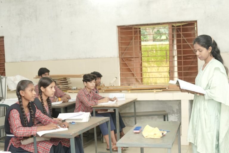 नई मैडम…नया सर.. युक्ति युक्तकरण से स्कूलों में पढ़ाई हुई बेहतर…पहली से लेकर बारहवीं तक के रिक्त पदों में शिक्षको की पदस्थापना से बदला माहौल….दूरस्थ गाँव में शिक्षकों को भी मिलने लगा है सम्मान के साथ पहचान