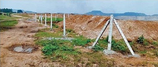 एसईसीएल दीपका माइंस की सीमा में अनाधिकृत लोगों का प्रवेश रोकने माइंस की सीमा पर फेंसिंग लगा की जा रही घेराबंदी….