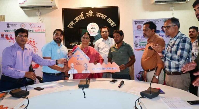 प्रधानमंत्री नरेंद्र मोदी का संकल्प है कि देश का कोई भी व्यक्ति आवासहीन न रहें-महापौर….हितग्राहियों को प्रदान किया आवासगृहों की चाबी भवन अनुज्ञा पत्र, अंतिम किश्त राशि के चेक एवं आवास आबंटन सूचना पत्र