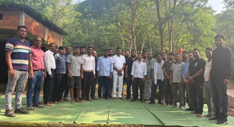 रामपुर क्षेत्र के लोकप्रिय विधायक फूलसिंह राठिया की उपस्थिति में ग्राम मड़वारानी में भू विस्थापित मजदूर संघ अदानी पताढी की बैठक में शामिल हुए। यह बैठक दिनांक 22/09/25 को होने वाले हड़ताल के संबंध में आयोजित