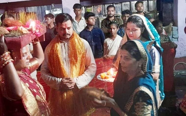 KORBA:-माँ सर्वमंगला देवी मंदिर से पवित्र जीवनदायनी हसदेव नदी की गोद में किया गया जवारा कलशों का विसर्जन
