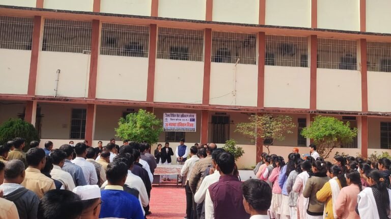 संविधान दिवस पर न्यायालय परिसर में गुंजा प्रस्तावना का स्वर’….जिला एवं सत्र न्यायाधीश श्री संतोष शर्मा के मार्गदर्शन में न्यायधीशों ने किया सामूहिक प्रस्तावना का वाचन