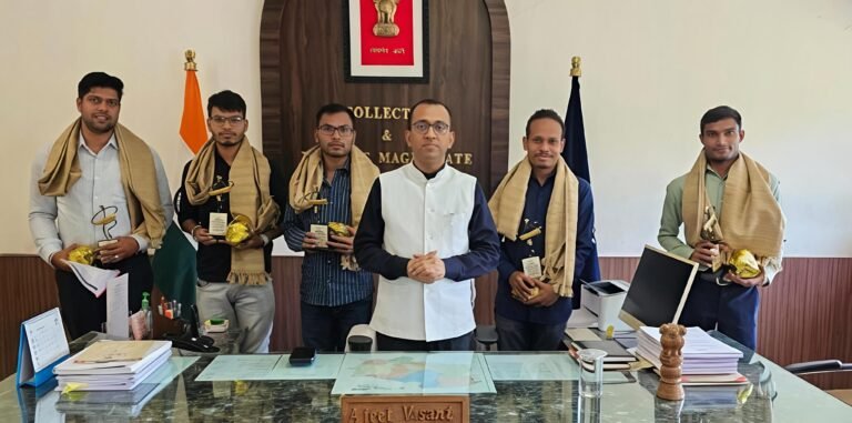 KORBA:-जिले के छात्रावासों के तीन प्रतिभाशाली विद्यार्थियों का राज्य सेवा परीक्षा में चयन कलेक्टर अजीत वसंत ने दी बधाई