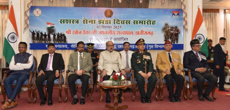रायपुर : वीर सैनिकों के कारण ही हमारे जीवन और संपत्ति सुरक्षित है – राज्यपाल रमेन डेका….झण्डा दिवस निधि में राज्यपाल ने दी 2 लाख की सहयोग राशि