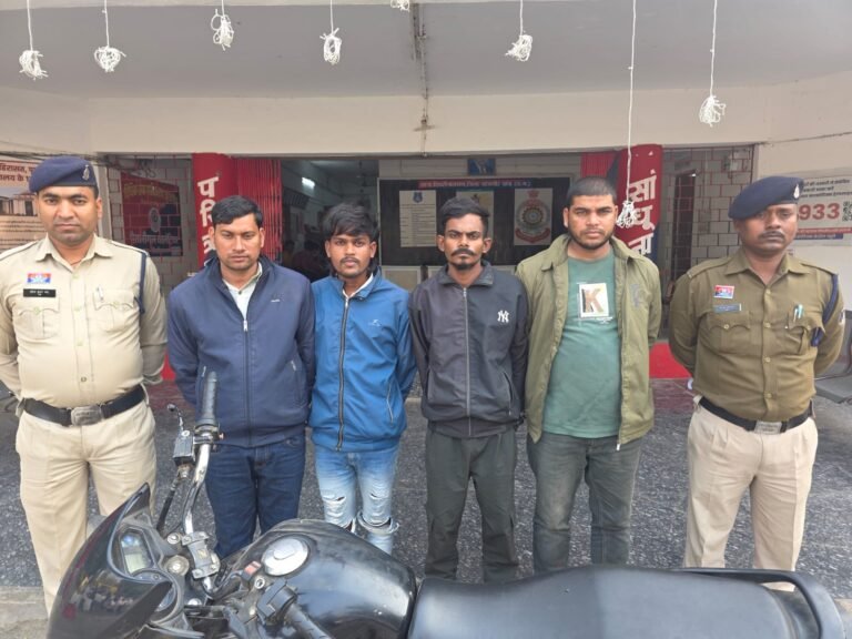 जांजगीर चांपा:- प्रोफेसर से 2900 रुपये की लूट और अपहरण के मामले में चार आरोपियों, एवं एक विधि के विरुद्ध संघर्षरत बालक को किया गिरफ्तार… देखिए वीडियो