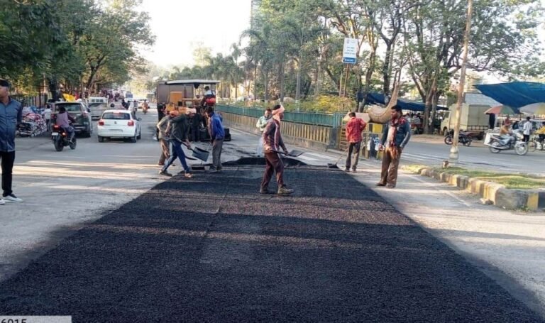 KORBA:-महाराणा प्रताप चैक से घंटाघर सड़क पर सुगम हुआ आवागमन….नगर पालिक निगम कोरबा द्वारा पेंच रिपेयर व डामरीकरण कर सड़क का किया गया जीर्णोंद्धार