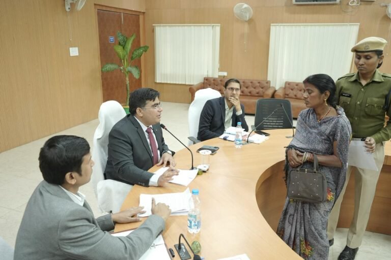 KORBA:-जनदर्शन में कलेक्टर ने सुनीं नागरिकों की समस्याएं, अधिकारियों को दिए त्वरित कार्रवाई के निर्देश….नकिया पंचायत के पहाड़ी कोरवा को मिलेगा समय पर राशन, कलेक्टर के निर्देश