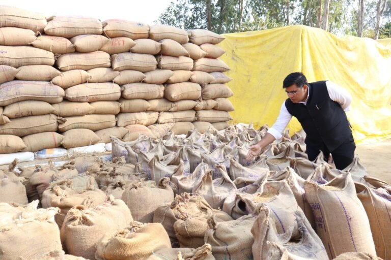 KORBA:-धान उपार्जन केंद्रों में गड़बड़ी, दो समिति प्रबंधक दायित्वों से पृथक…..कलेक्टर कुणाल दुदावत के निर्देशानुसार आदिम जाति सेवा सहकारी समिति मर्यादित तुमान और कोरकोमा के धान उपार्जन केंद्रों का निरीक्षण