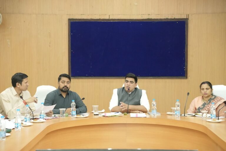 KORBA:-पीएम सूर्यघर योजना में शहरी व ग्रामीण हितग्राहियों को जोड़ते हुए सोलर पैनल स्थापना में लाएं तेजी- कलेक्टर….चावल उत्सव हेतु सभी उचित मूल्य दुकानों में समयपूर्व खाद्यान्न भंडारण व पारदर्शी वितरण सुनिश्चित कराने किया निर्देशित