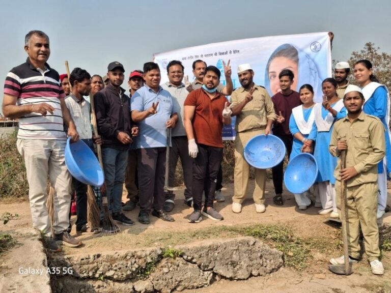 KORBA:-नगर निगम आयुक्त ने दादर तालाब पहुंच कर टीम के साथ किया सफाई का कार्य