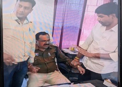 एसीबी की टीम ने जिले के पोड़ी चौकी प्रभारी एएसआई को 25 हजार रुपये की रिश्वत लेते रंगे हाथों किया गिरफ्तार देखें वीडियो….मामले में आगे की जांच जारी है।