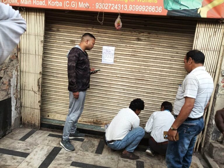 KORßA:-सम्पत्तिकर संबंधित बडे़ बकायादार की सम्पत्ति की गई सील….