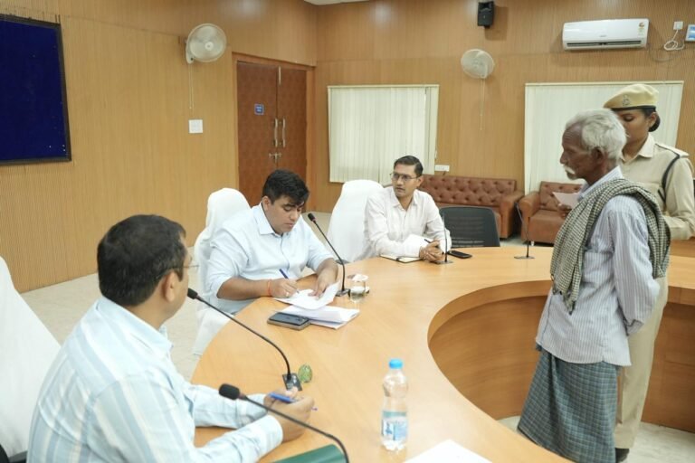 KORBA:-कलेक्टर ने सुनी आमजनों की समस्याएं, त्वरित कार्रवाई के दिए निर्देश