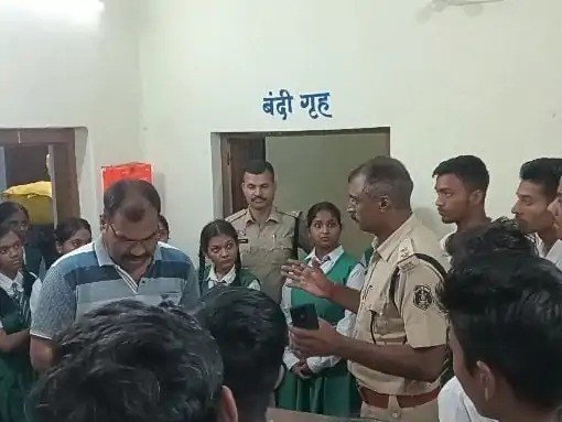 KORßA:-छात्र-छात्राओं ने पुलिस चौकी का किया शैक्षणिक भ्रमण….दी गयी कानूनी जानकारी…अपराध से बचाव और पुलिस से दोस्ती के सीखे गुर