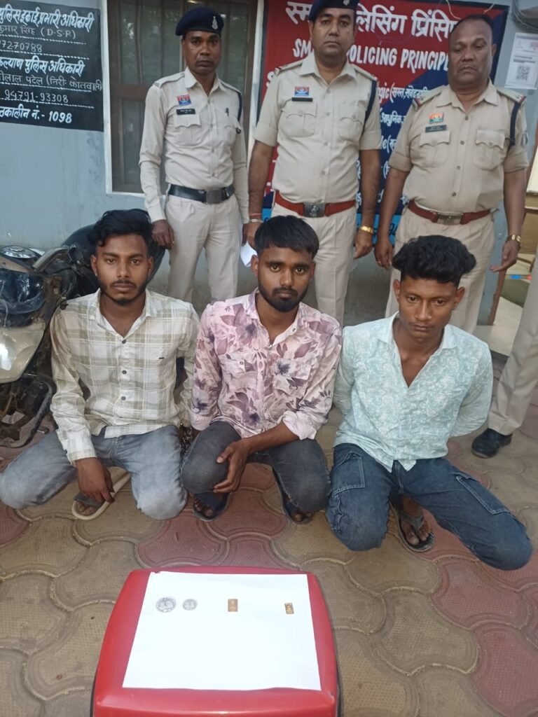 KORßA:-सूने मकान से चोरी के आरोप में 3 कथित आरोपी गिरफ्तार