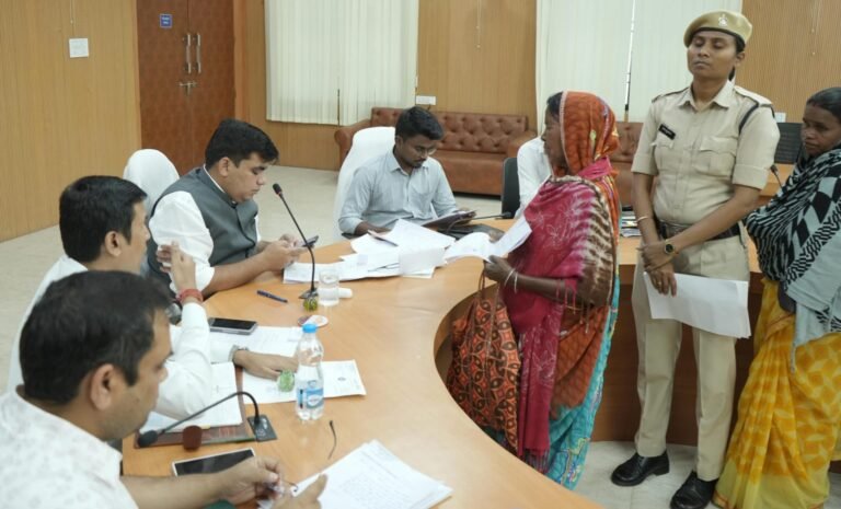 KORßA:-कलेक्टर कुणाल दुदावत ने जनदर्शन में सुनी आमजनों की समस्याएं