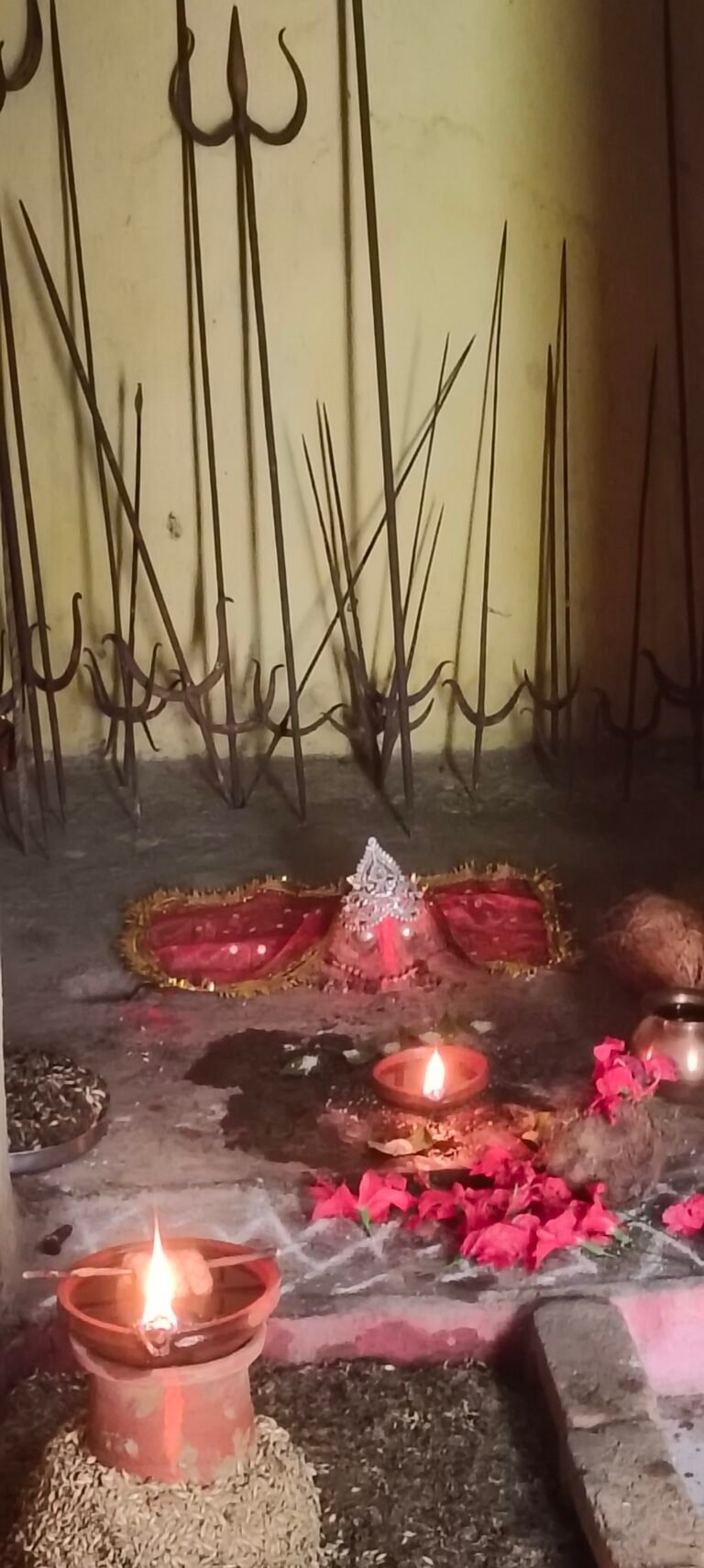 KORßA:-चैत्र नवरात्रि में डंगनाई देवी पहाड़ों वाली माता आदिशक्ति के दरबार में श्रद्धालु के दौरान अपार आस्था और श्रद्धालुओं की भारी भीड़….दुर्गम पहाड़ी और अधूरी बनी है सीढ़ी देखिए वीडियो