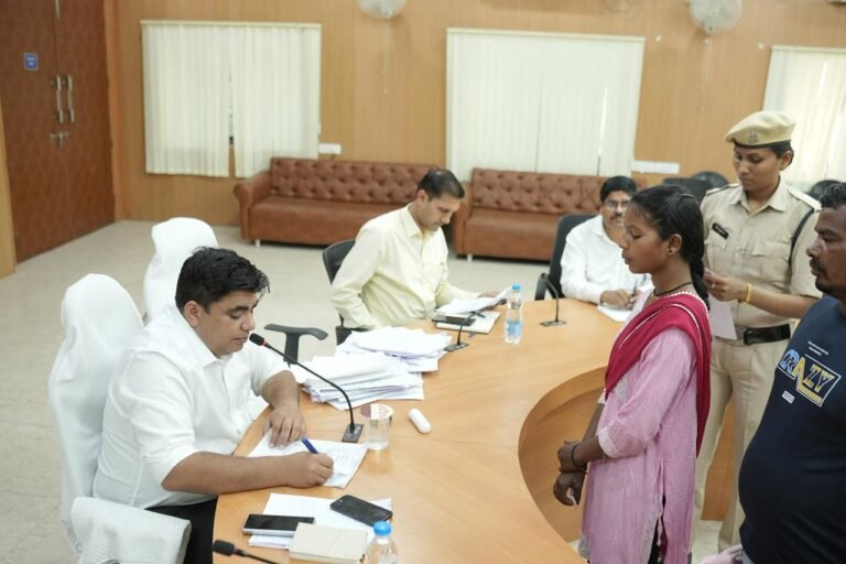 KORßA:-जनदर्शन में कलेक्टर ने सुनी आमजनों की समस्याएं, त्वरित निराकरण के दिए निर्देश