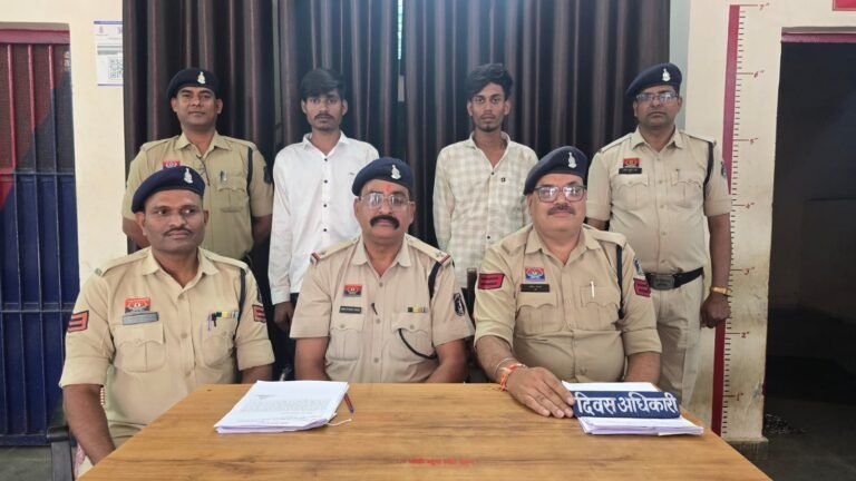 धारदार हथियार लहराकर लोगों को डराने वाले 02 आरोपी चढ़े पुलिस के हत्थे….02 नग धारदार हथियार जप्त कर भेजा गया जेल