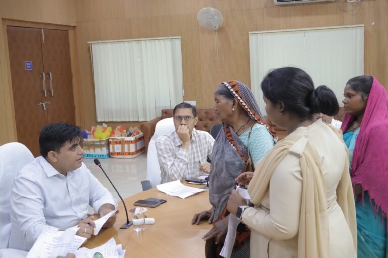 KORßA:-जनदर्शन में कलेक्टर कुणाल दुदावत ने सुनी आमनागरिकों की समस्याएं…..समयबद्ध, पारदर्शी एवं गुणवत्तापूर्ण निराकरण सुनिश्चित करने अधिकारियों को दिए निर्देश…111 आवेदन हुए प्राप्त