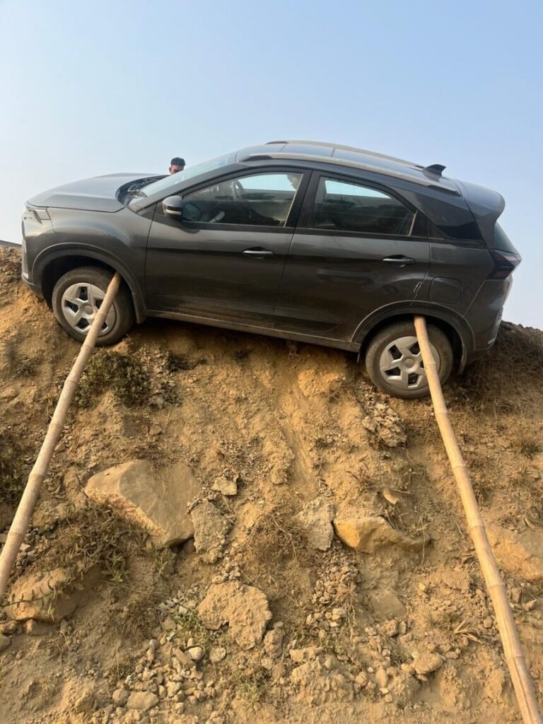 KORßA:-भारतमाला सड़क मार्ग में रेलिंग काटकर बनाए अवैध रास्ता में टला बड़ा हादसा-बाल-बाल बची कार