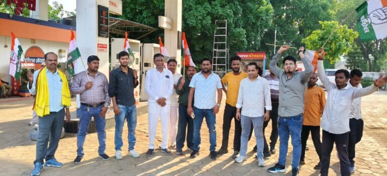 KORßA:- पेट्रोल-डीजल संकट और बढ़ती कीमतों के खिलाफ कांग्रेस विधायक फूल सिंह राठिया का प्रदर्शन, केंद्र-राज्य सरकार पर साधा निशाना……प्रदर्शन का देखें वीडियो