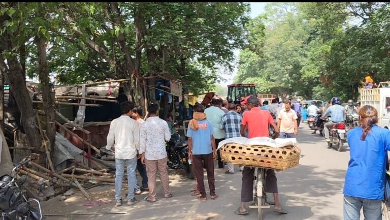 KORßA:-महाराणा प्रताप चौक के पास हटाए गए ठेले-गुमटियां….ग्रीन कॉरिडोर निर्माण की तैयारी….अतिक्रमण पर चला निगम का बुलडोजर