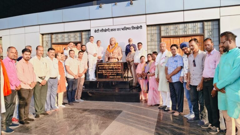 KORßA:-अहिल्याबाई होलकर जयंती पर रिसदी में प्रतिमा पर माल्यार्पण-भाजपा कार्यकर्ताओं ने किया नमन….
