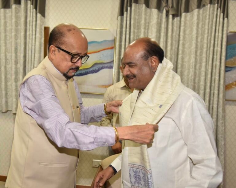 रायपुर : राज्यपाल रमेन डेका ने किया लोकसभा अध्यक्ष बिड़ला का आत्मीय स्वागत…