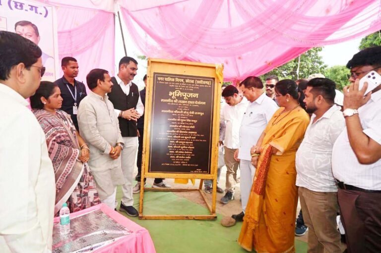 KORßA:-99 लाख 78 हजार के सड़क डामरीकरण कार्य का भूमिपूजन किया उद्योग मंत्री व महापौर ने…..
