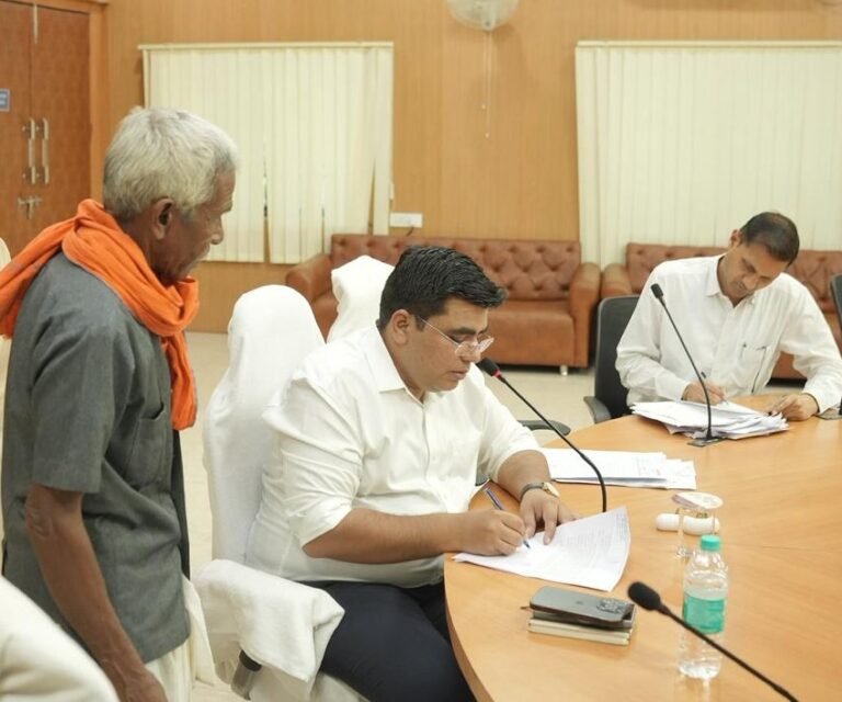 KORBA:-जनदर्शन में कलेक्टर ने सुनी आमजनों की समस्याएं, त्वरित निराकरण के दिए निर्देश
