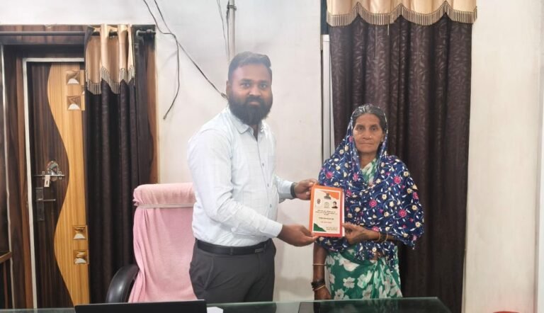KORßA:-मुख्यमंत्री हेल्पलाइन से आमजन को मिल रही त्वरित राहत….सीएम हेल्पलाइन की पहल से गौरीबाई को मिला अंत्योदय राशन कार्ड, शासकीय योजनाओं का रास्ता हुआ आसान