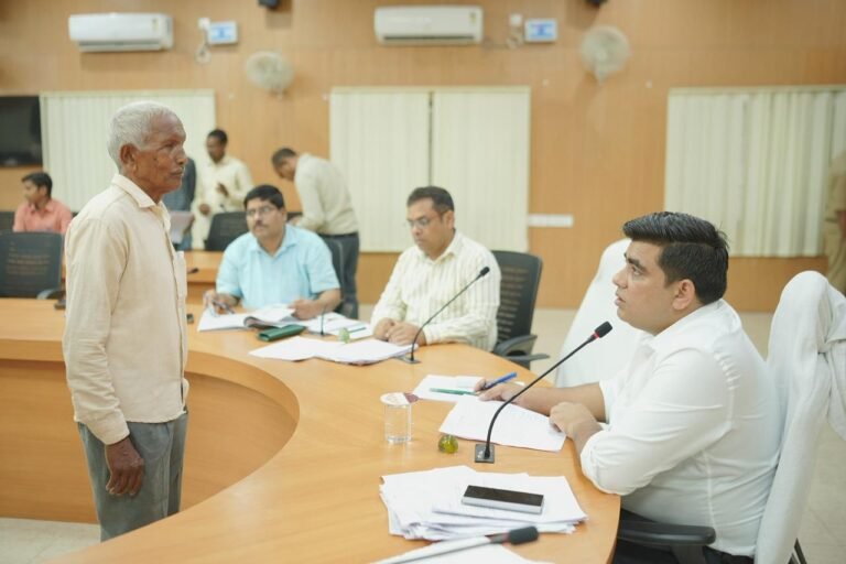 KORßA:-जनदर्शन में सुनी गई आमजनों की समस्याएंकलेक्टर ने सभी आवेदनों का त्वरित निराकरण के दिए निर्देश