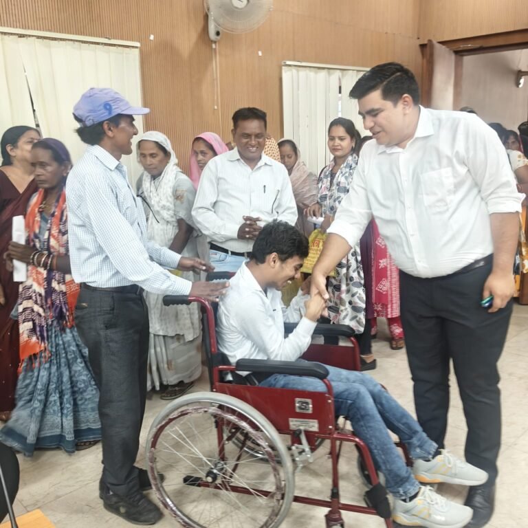KORßA:-जनदर्शन में संवेदनशील पहल -कलेक्टर कुणाल दुदावत ने दिव्यांग हितग्राही को तत्काल व्हीलचेयर प्रदान कर पहुंचाई राहत