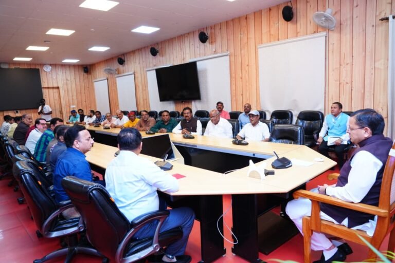 देवभूमि-छत्तीसगढ़ के बीच बना वैचारिक सेतु: मुख्यमंत्री पुष्कर सिंह धामी से मिले मीडिया प्रतिनिधि, दिया हरिद्वार कुंभ का आमंत्रण