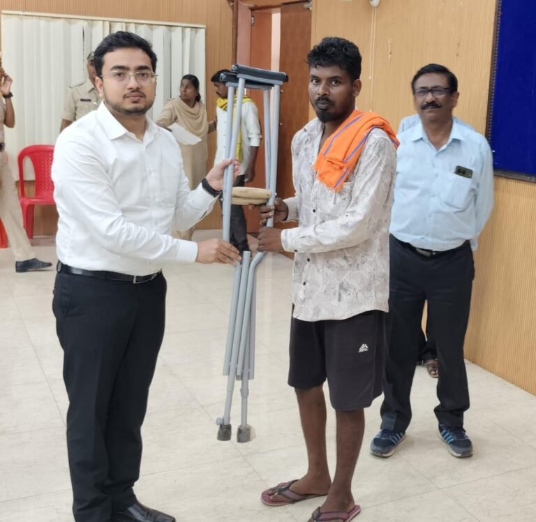 KORBA:-कलेक्टर जनदर्शन में दिव्यांग की समस्या का त्वरित निराकरण, बैशाखी, वॉकर और छड़ी प्रदान की गई..जिला CEO प्रतीक जैन