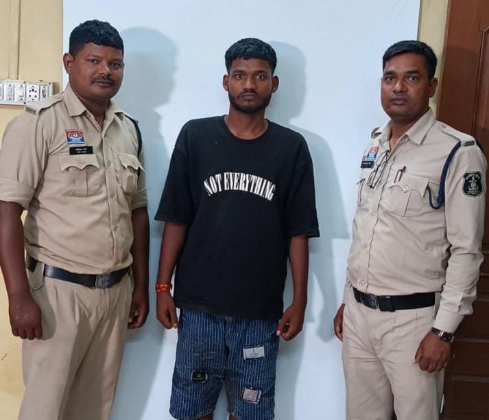 पुलिस की बड़ी कार्रवाई, सार्वजनिक स्थान पर चाकू लहराकर लोगों में दहशत फैलाने वाला युवक गिरफ्तार