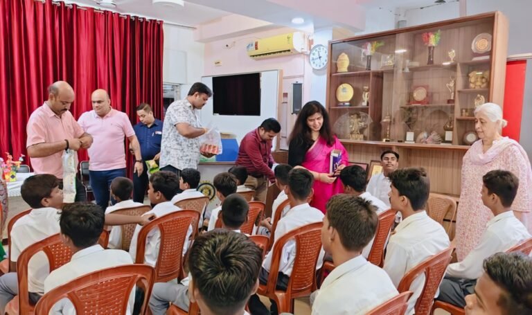 KORBA:-सरोज पांडेय ने दिव्य ज्योति स्कूल में बांटा स्नेह, दिव्यांग बच्चों से की मुलाकात….