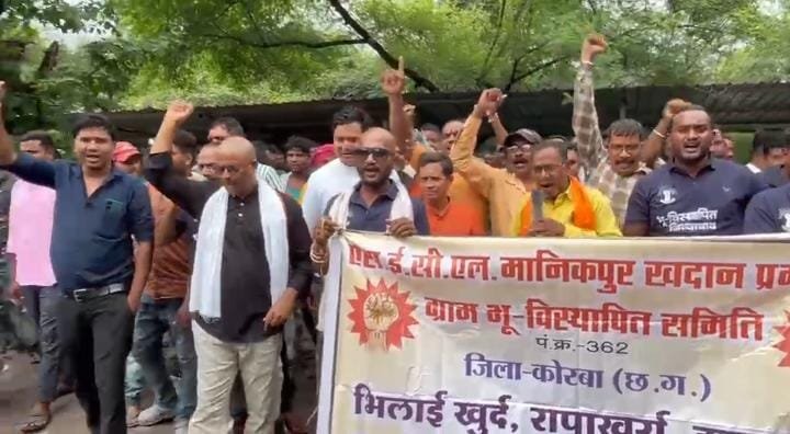 KORBA:-मानिकपुर के भू-विस्थापितों ने किया प्रदर्शन….महाप्रबंधक को ज्ञापन सौंपा
