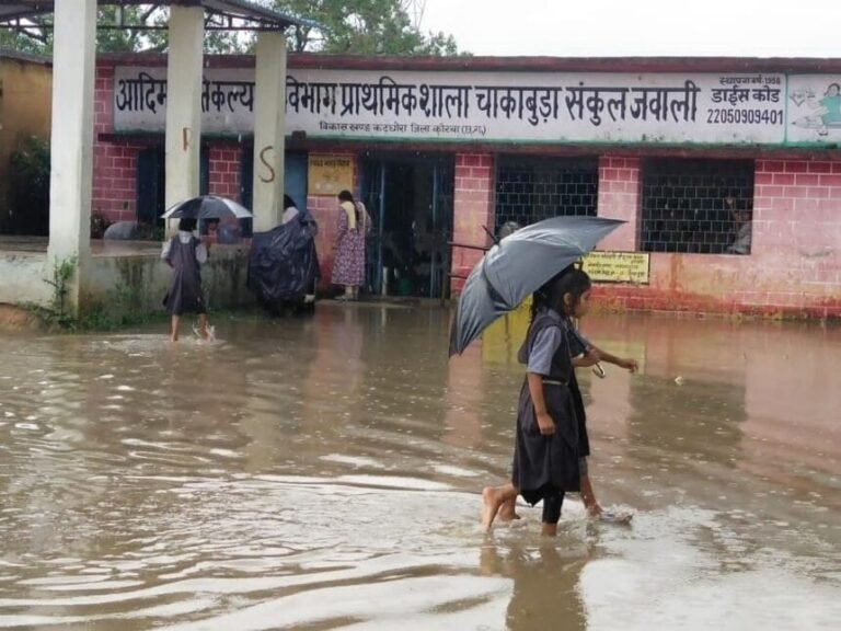 KORBA:-चाकाबुड़ा स्कूल परिसर में फिर भरा पानी…….पढ़ाई रही प्रभावित, शिक्षकों व विद्यार्थियों को हुई भारी परेशानी