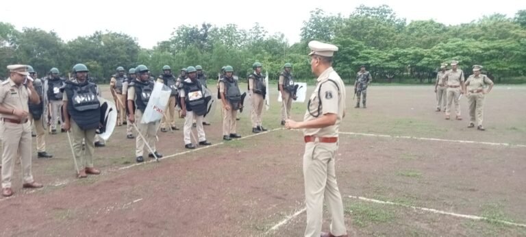 पुलिस लाइन जांजगीर में पुलिस जवानों का बलवा ड्रिल का अभ्यास……भीड़ नियंत्रण, आपातकालीन, परिस्थितियों में त्वरित प्रतिक्रिया, दंगाई गतिविधियों पर प्रभावी नियंत्रण पर जोर…. देखें वीडियो
