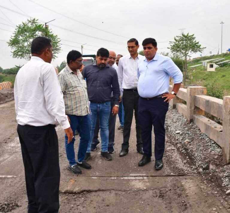KORBA:-कलेक्टर ने किया निर्माणाधीन सड़कों का स्थल निरीक्षण, हर 15 दिन में मरम्मत कर सुगम आवागमन के दिए निर्देश….ध्यानचंद से बजरंग चौक और रिसदा से रिसदी चौक तक निर्माण कार्य का किया निरीक्षण, गुणवत्ता और गति पर दिया जोर, ढेंगुरनाला-बेलगिरी पुल का भी किया निरीक्षण