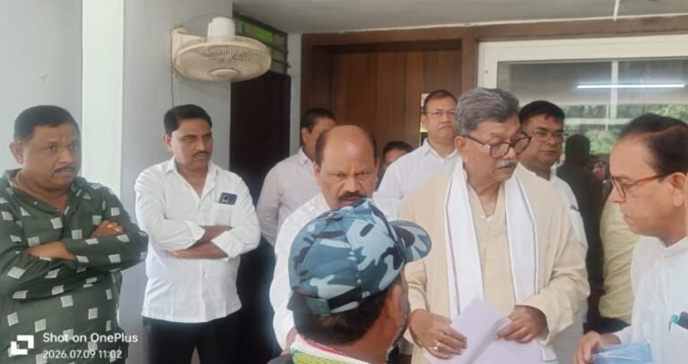 KORBA:-छत्तीसगढ़ अधिकारी कर्मचारी पेंशनर एसोसिएशन एव छत्तीसगढ़ प्रदेश तृतीय वर्ग शासकीय कर्मचारी संघ 6 सूत्री मांगों को लेकर प्रतिपक्ष के नेता डॉक्टर चरण दास महंत को सौंपें स्मरण पत्र