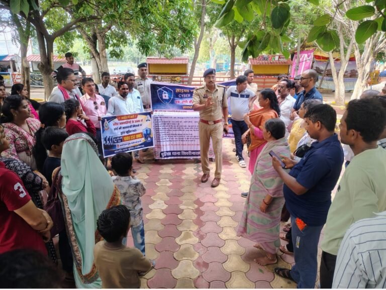 शिवरीनारायण क्षेत्र के चौपाटी में चला जनजागरूकता अभियान…..साइबर सुरक्षा, ऑनलाइन धोखाधड़ी से बचाव के संबंध में दी आवश्यक जानकारी…. देखें वीडियो