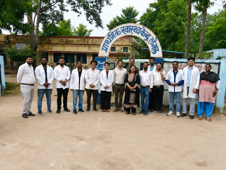 KORBA:-कोरबा जिला चिकित्सालय के विशेषज्ञ चिकित्सा दल द्वारा ग्राम लेमरू में घर-घर जा की जा रही स्वास्थ्य एवं मलेरिया जांच…..