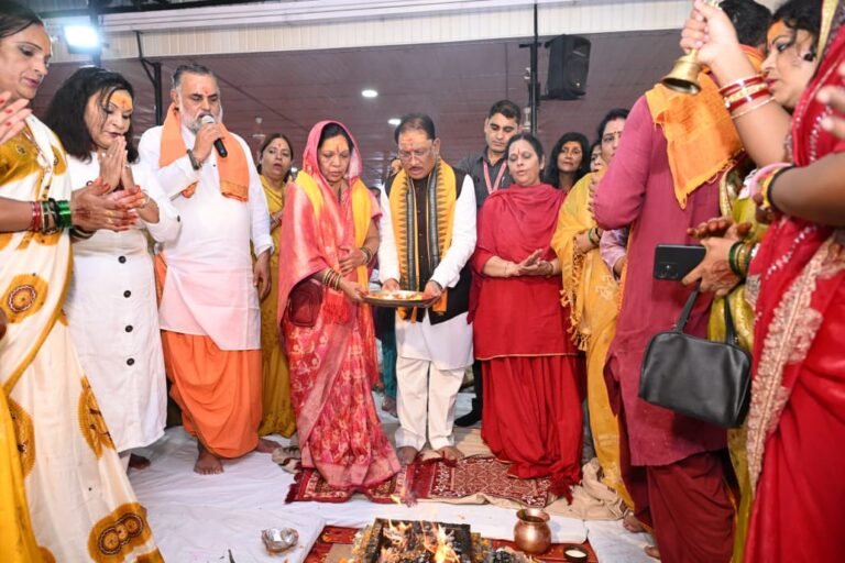 रायपुर : मुख्यमंत्री विष्णुदेव साय ने पवित्र श्रावण मास में अपने निवास में किया रुद्राभिषेक….भगवान शिव से प्रदेशवासियों की सुख-समृद्धि और खुशहाली की मंगल कामना