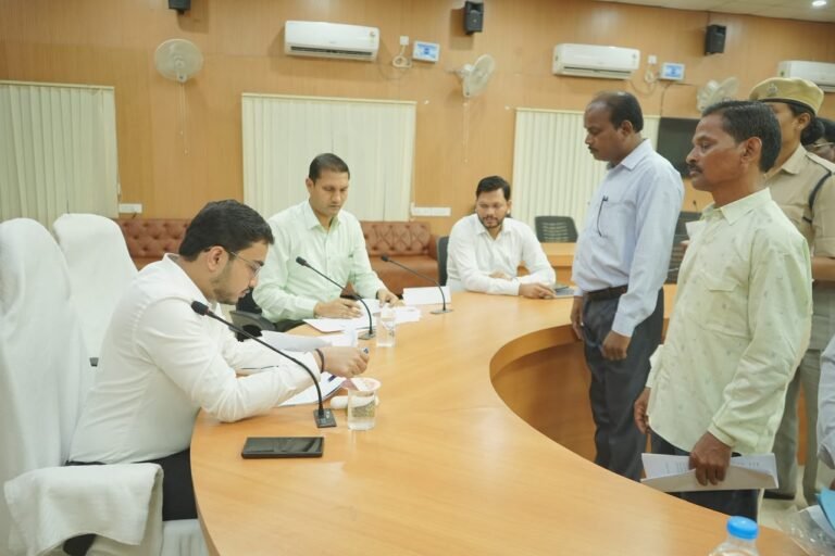 KORBA:-सीईओ प्रतीक जैन ने जनदर्शन में सुनीं आमजनों की समस्याएं, समय-सीमा में निराकरण के दिए निर्देश