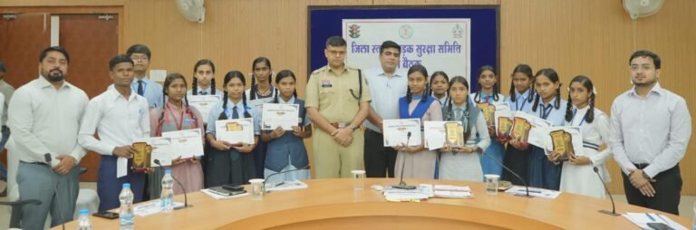KORBA:-निबंध प्रतियोगिता के माध्यम से गूंजा सड़क सुरक्षा का संदेश, विजेता छात्र-छात्राओं का सम्मान……जिला स्तरीय सड़क सुरक्षा समिति की बैठक में कलेक्टर-एसपी ने विद्यार्थियों को किया सम्मानित